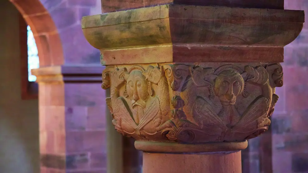 Florale und figürliche Elemente sind typische Sitlmerkmale der Romanik.