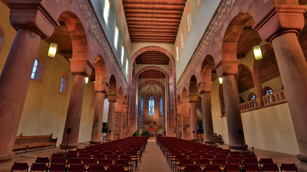 Der Altar befindet sich im Chorraum vor den drei romanischen Apsiden mit originaler Bemalung und dem gotisierten zweigeschossigen Chor.