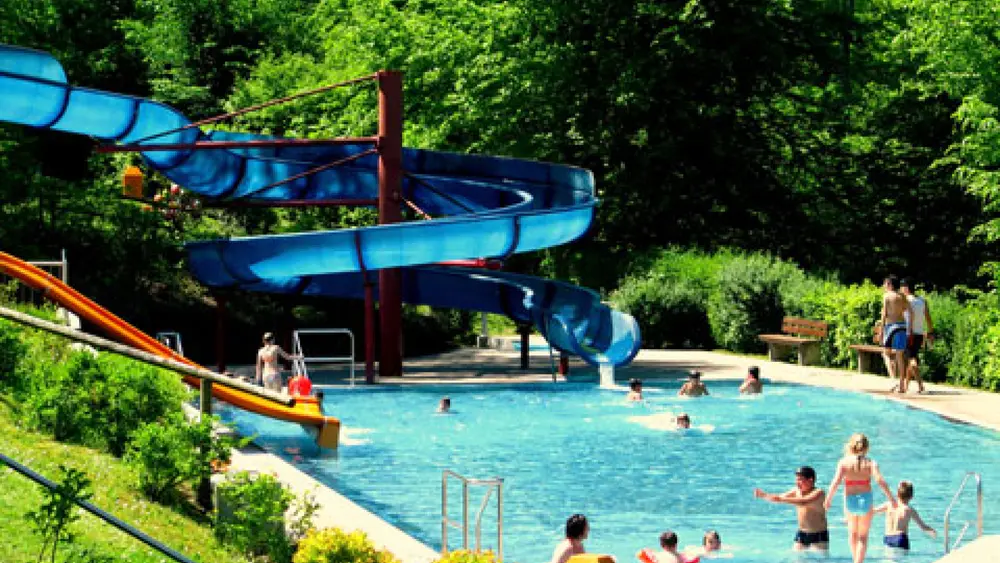 Blick auf das Nichtschwimmerbecken des Höhenfreibads