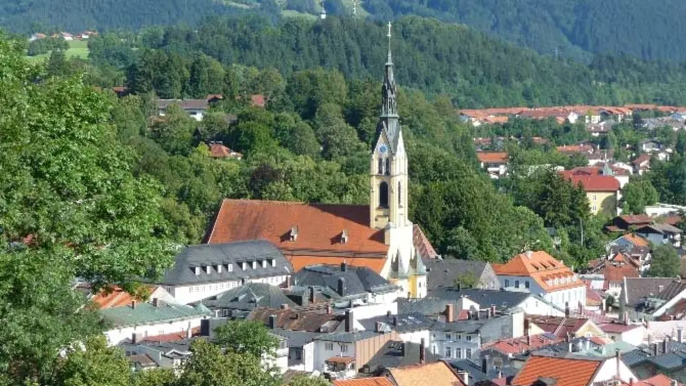 Blick auf die Stadtpfarrkirche Mariä Himmelfahrt und Bad Tölz