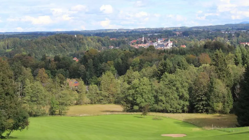 Blick vom Tölzer Golfplatz auf die Kurstadt Bad Tölz
