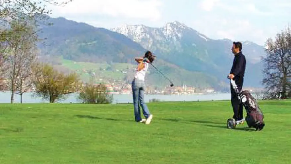 Golfer beim Abschlag im Tegernseer Golf-Club in Bad Wiessee