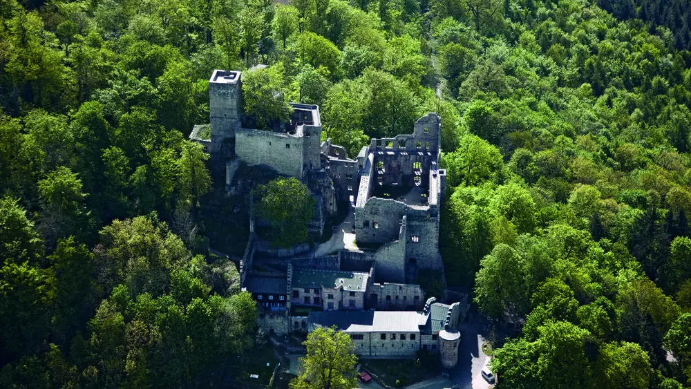 Auf dem Bild gut zu erkennen: Die Öffnung des Abortschachtes an der Unterburg.