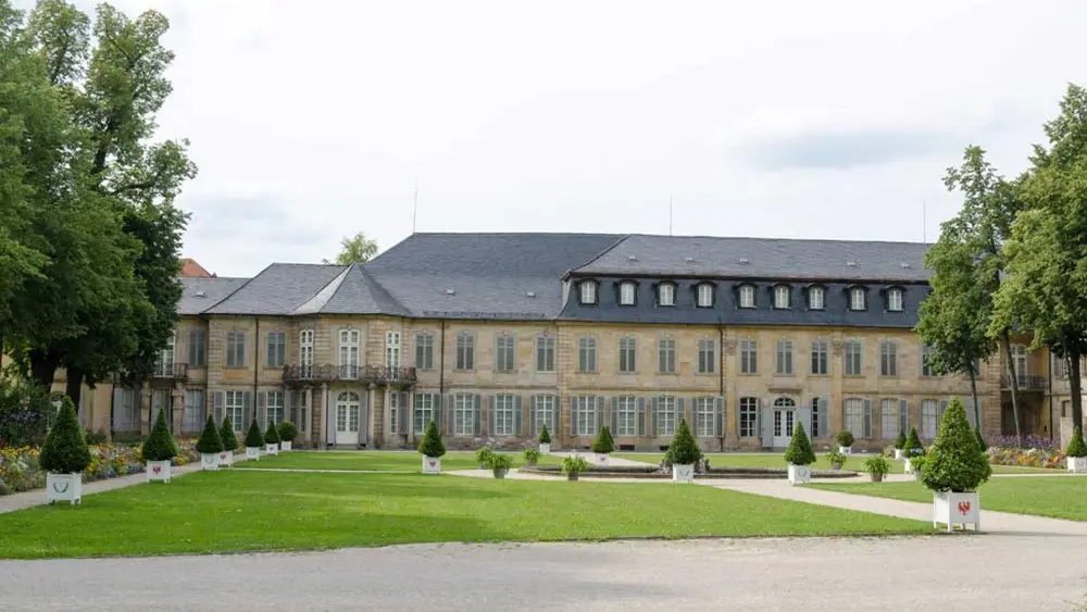 Neues Schloss Bayreuth mit der besonderen Dachkonstruktion vom Hofgarten aus gesehen