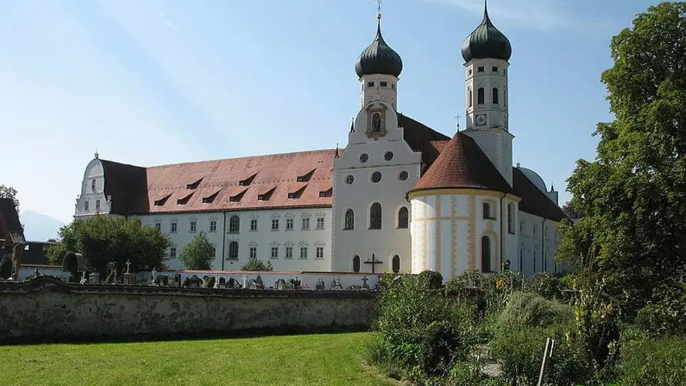 Das Kloster Benediktbeuern am Kochelsee ist ein bedeutender Wallfahrtsort