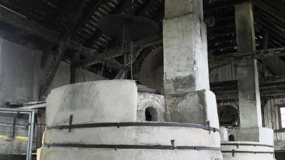 Blick auf die beiden Schmelzöfen in der Fraunhofer Glashütte in Benediktbeuern