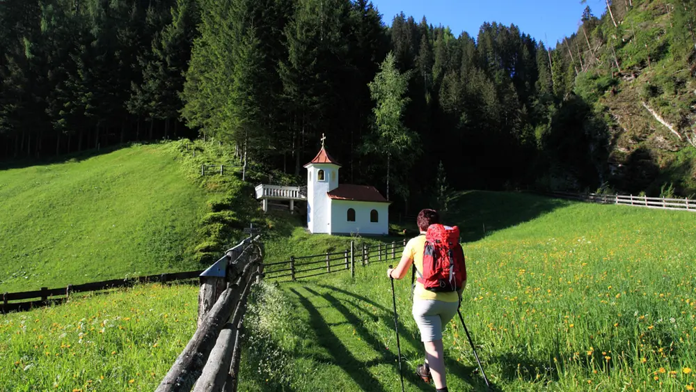 Wanderin auf dem Weg zur Wolfaukapelle