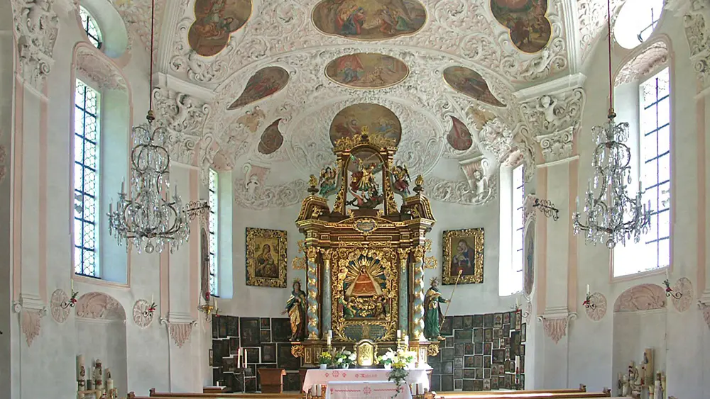 Blick in das Kirchenschiff der Wallfahrtskirche Maria Gern