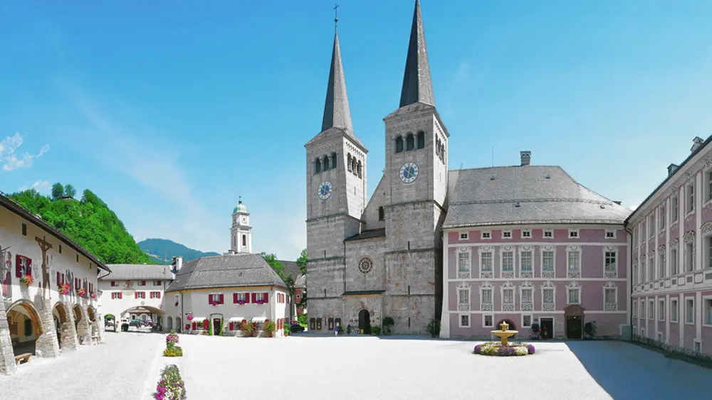 Blick auf den Schlossplatz - Königliches Schloss Berchtesgaden