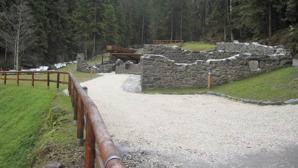 Ruine der Kalkherstellung im Ökomuseum Val Meledrio in Dimaro