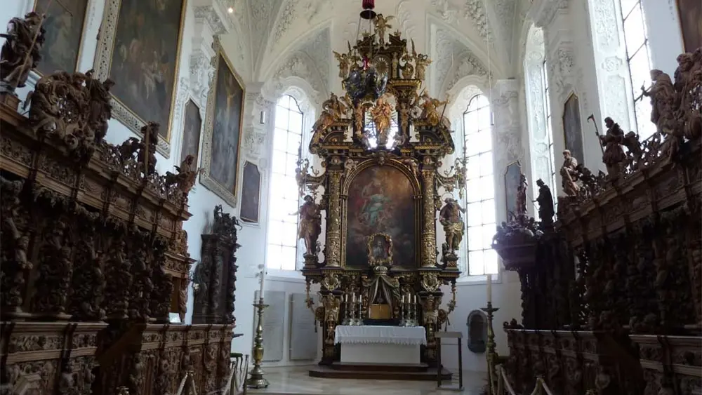 Blick auf das berühmte Chorgestühl mit dem Hochaltar in der Kartause Buxheim