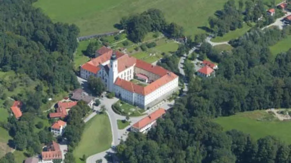 Blick auf das Kloster der Salesianerinnen in Dietramszell