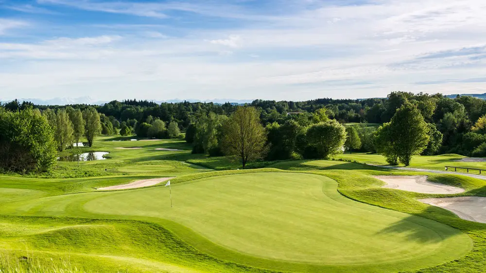 Blick auf die Bahnen des Golfclubs München-Riedhof in Egling