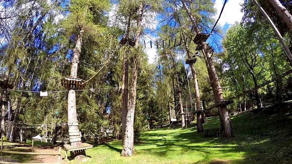 Blick in den Hochseilgarten Flying Park in Malè