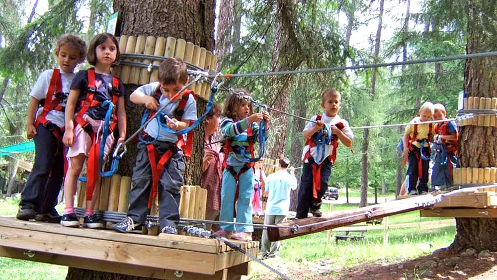 Kleine Kinder auf dem Roten Pfad im Hochseilgarten Flying Park in Malè
