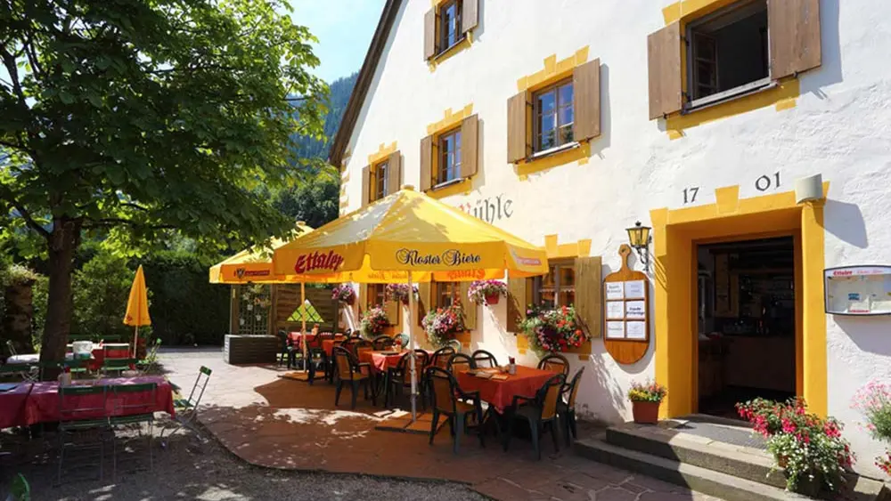 Fassade und Eingang der Ettaler Mühle