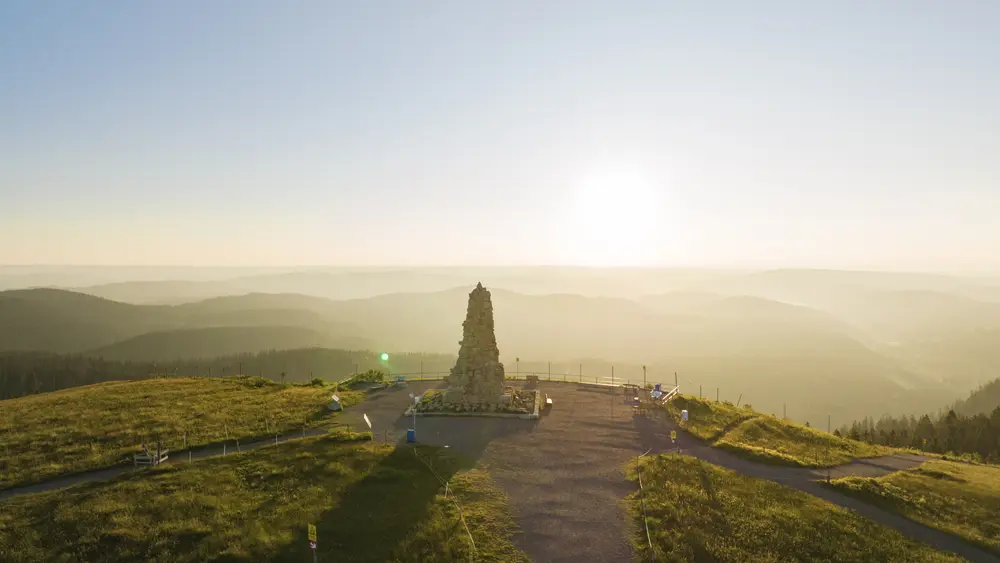 Blick auf das Bismarckdenkmal auf dem Seebuck am Feldberg