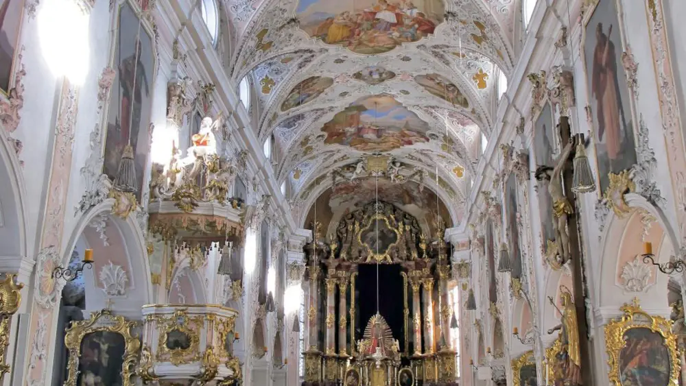 Blick in den Innenraum und auf die Deckengemälde der Klosterkirche St. Martin in Fischbachau