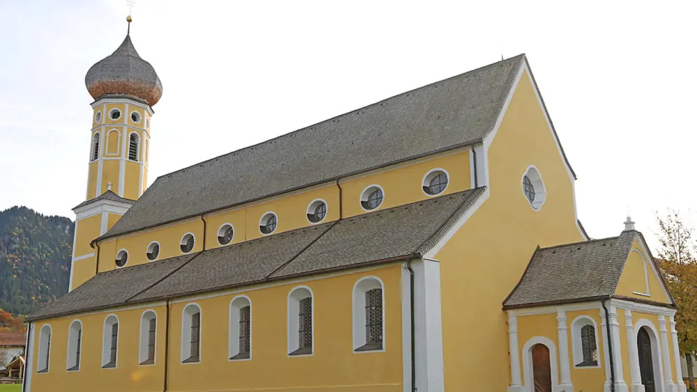 Außenansicht der Klosterkirche St. Martin in Fischbachau