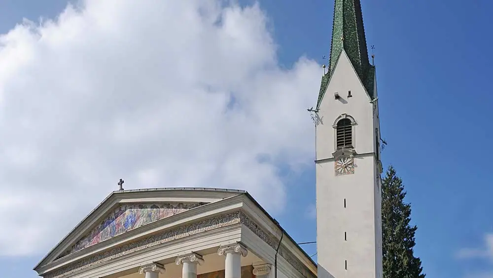 Der tempelartige Eingang der Stadtpfarrkirche St. Martin in Dornbirn