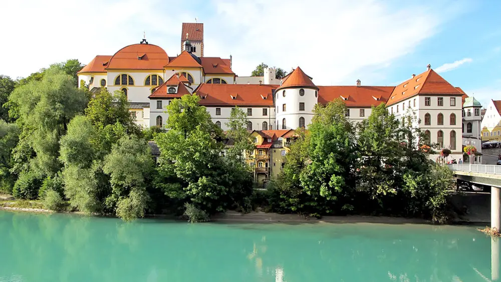Blick von der Lechseite auf das Hohe Schloss in Füssen