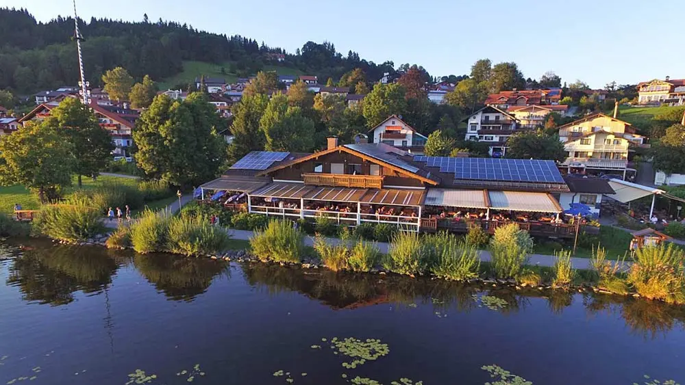 Fischerhütte in Hopfen am See mit dem Hopfensee im Vordergrund