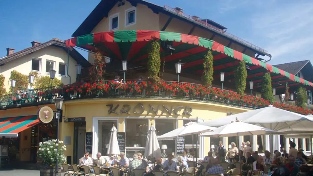 Blick auf das Café Krönner in Garmisch-Partenkirchen