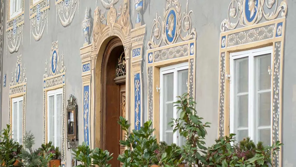 Bemalte Fassade des Husar in Garmisch-Partenkirchen