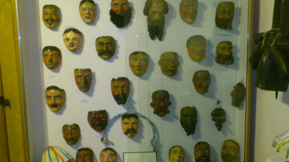 Verschiedene Masken im Werdenfels Museum in Garmisch-Partenkirchen