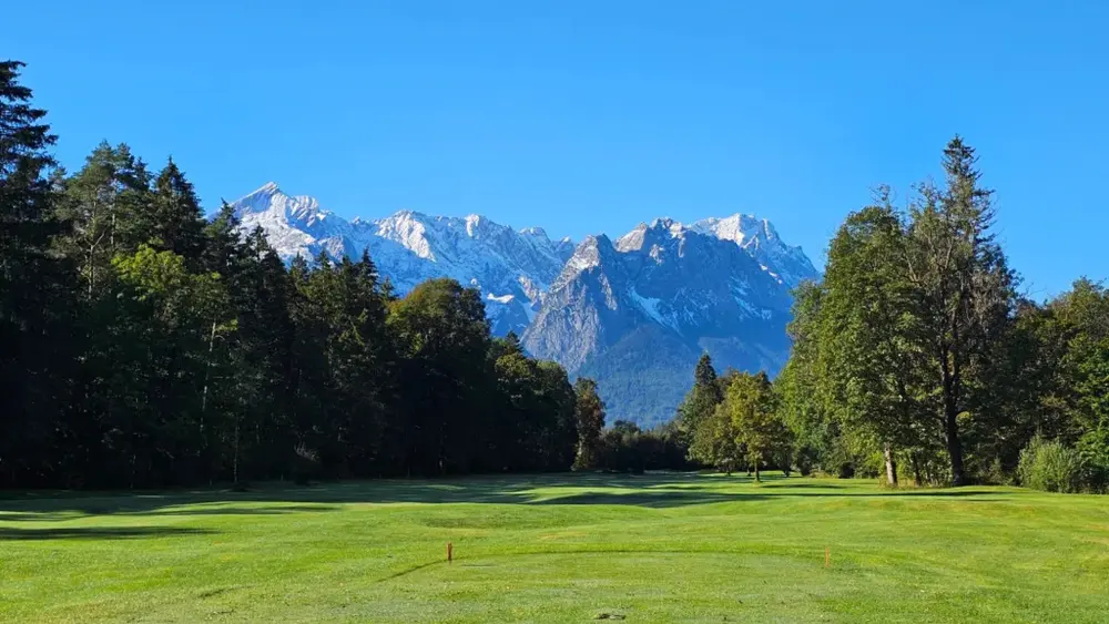 Blick über das Spielfeld des Land- und Golfclubs Werdenfels in Garmisch-Partenkirchen