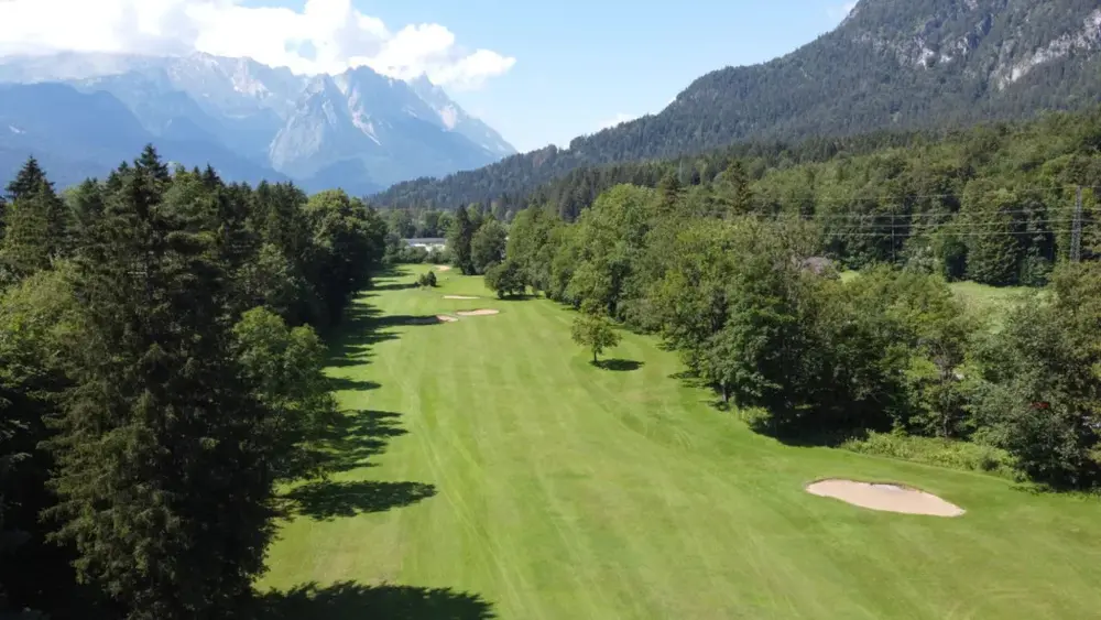 Blick über das Spielfeld des Land- und Golfclubs Werdenfels in Garmisch-Partenkirchen