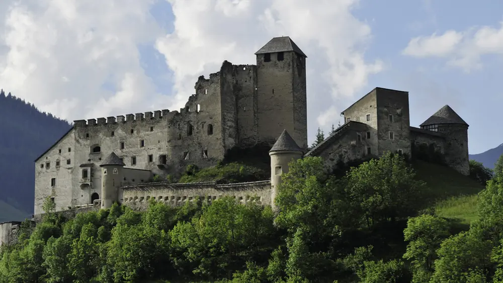 Blick auf Burg Heinfels