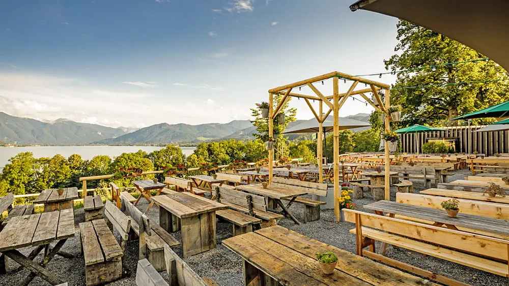 Der Biergarten von Gut Kaltenbrunn in Gmund mit Blick auf den Tegernsee