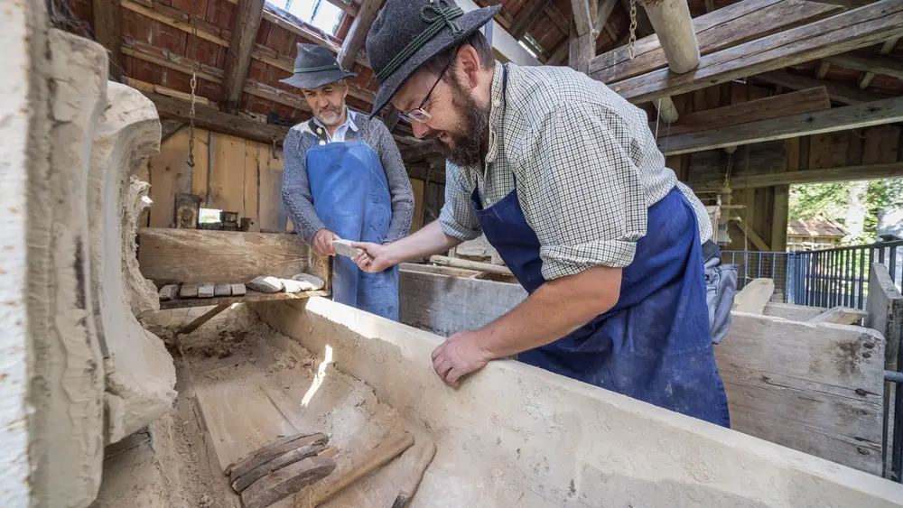 Handwerksvorführung Wetzsteinmacherei im Freilichtmuseum Glentleiten