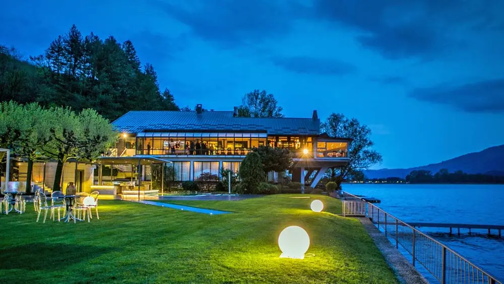Blick auf den Garten des Restaurants Piccolo Lago am Seeufer in Verbania