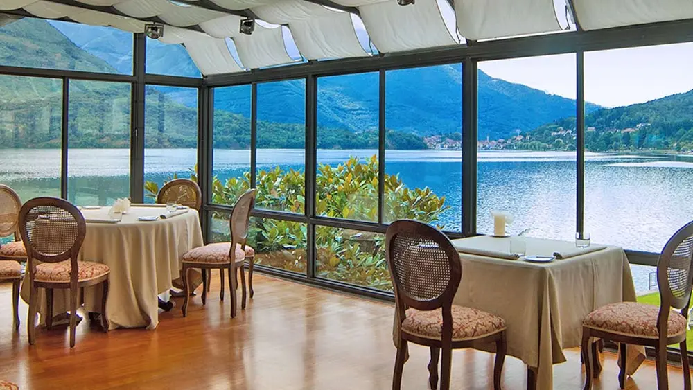 Die gemütliche Terrasse des Restaurants Piccolo Lago in Verbania mit Seeblick
