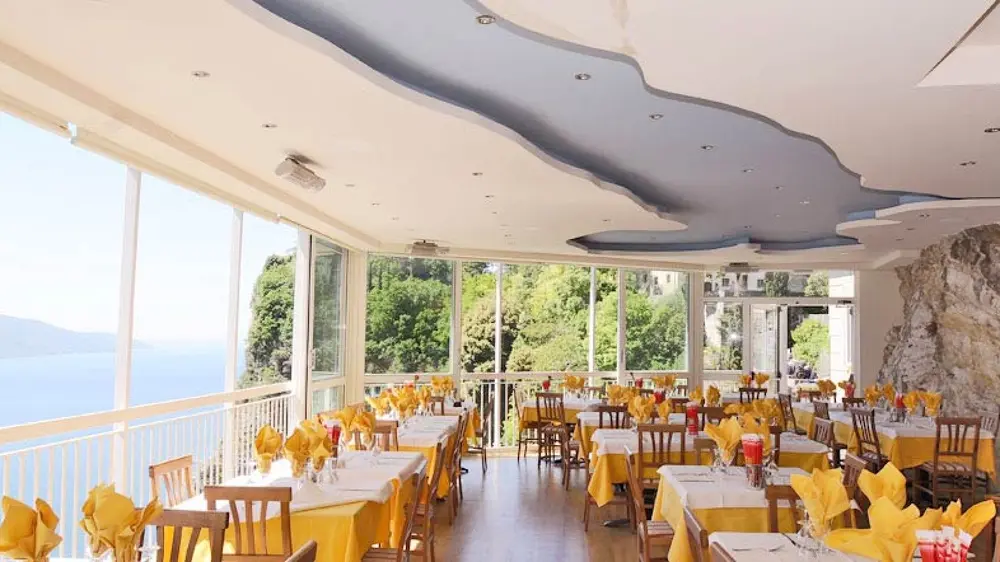 Ausblick über den Gardasee vom Restaurant Miralago aus