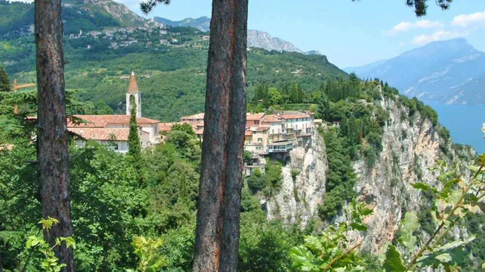 Blick auf das Restaurant Miralago, am Steilhang gelegen