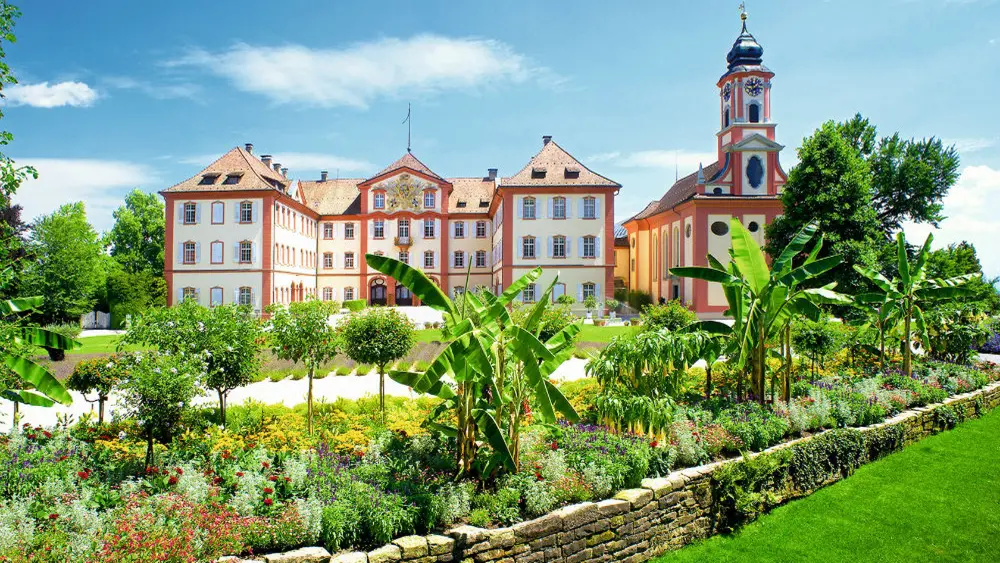 Das Schloss Mainau und die Schlosskirche St. Marien auf der Insel Mainau