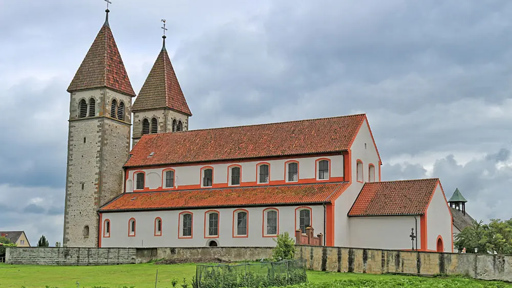 Blick auf die Säulenbasilika St. Peter und Paul in Reichenau-Niederzell