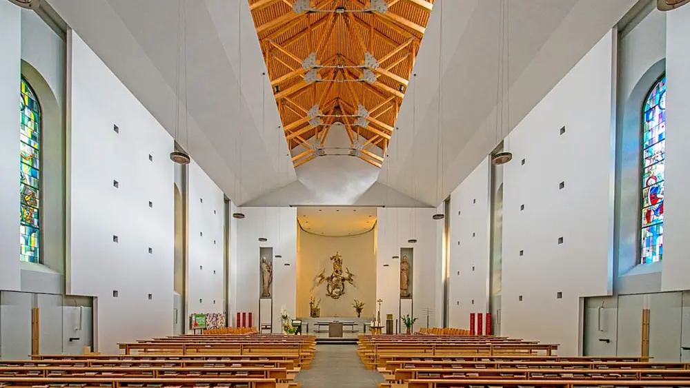 Blick in den Innenraum der Pfarrkirche St. Peter und Paul in Lustenau