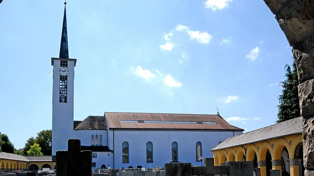 Pfarrkirche St. Peter und Paul mit Friedhof in Lustenau