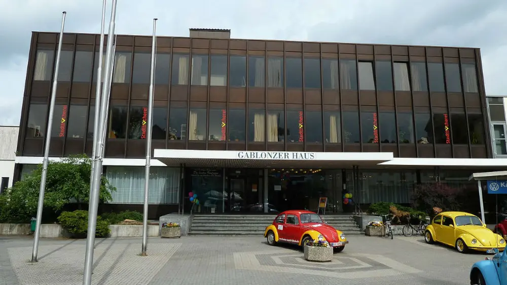 Die Fassade des Isergebirgs Museums Neugablonz in Kaufbeuren