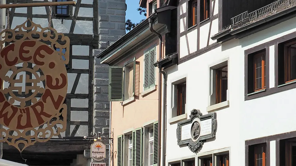 Außenansicht des Hus-Hauses in Konstanz direkt neben dem Schnetztor