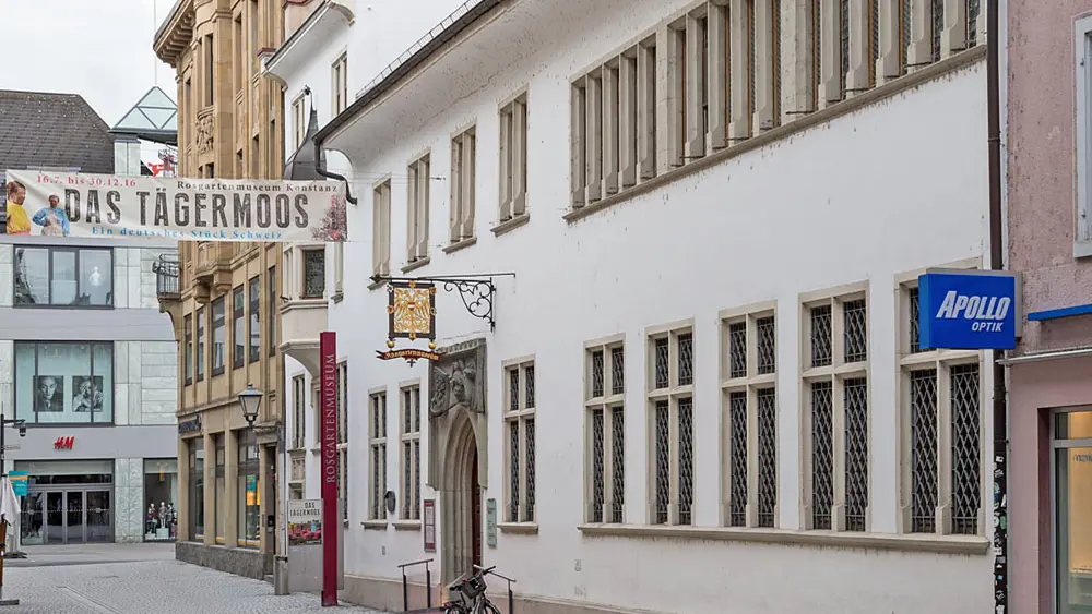 Außenansicht des Rosgartenmuseums mitten in Konstanz