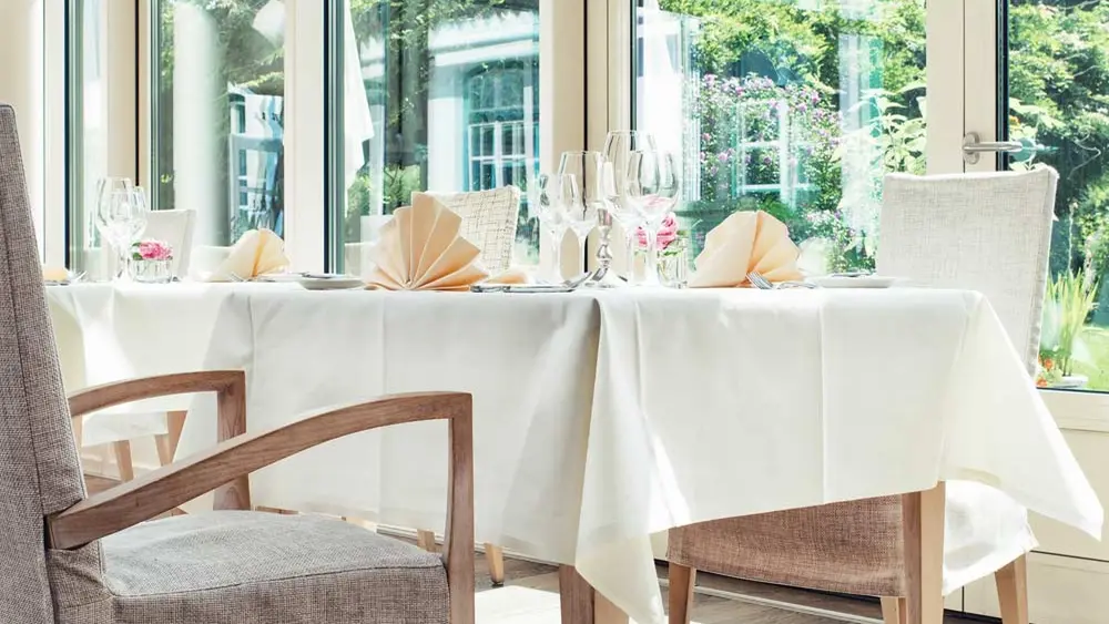 Tisch im Restaurant Roseninsel im Schlossgut Oberambach Münsing