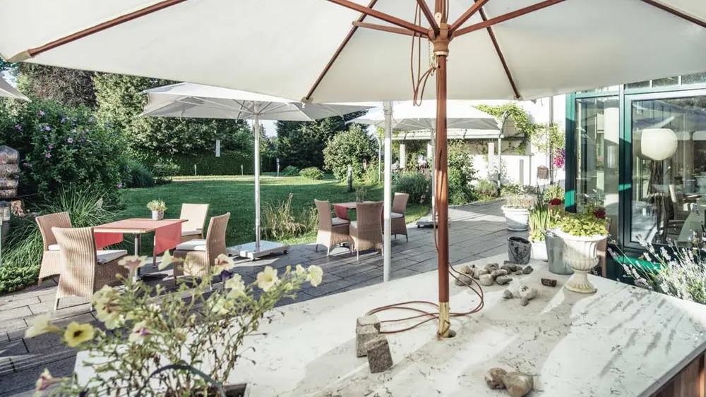 Terrasse mit Garten im Restaurant Roseninsel Münsing