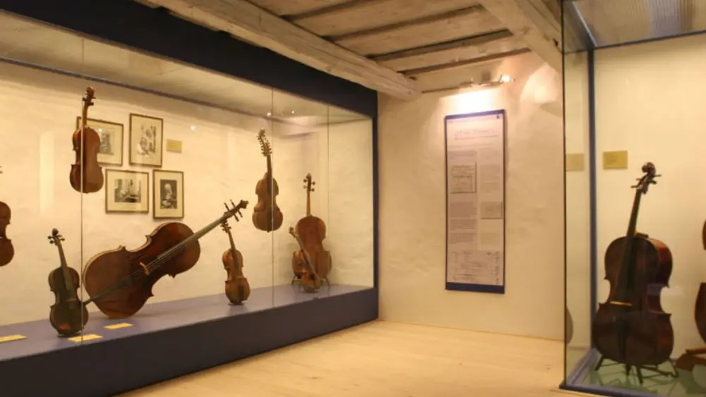 Vitrinen im Geigenbaumuseum Mittenwald