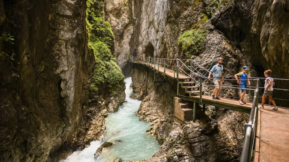 Wanderung zum Wasserfall der Leutascher Geisterklamm in Mittenwald
