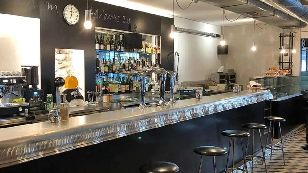 Blick in Adrianos Bar & Café